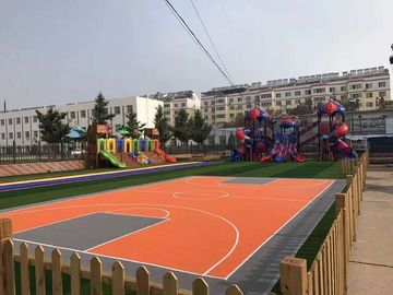 China Segurança Smellless 100% PP que pavimentam os quadrados que bloqueiam para o campo de jogos da escola fábrica